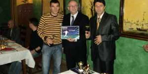 Aurel Dincă, fotbalistul anului, alături de prefect 