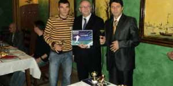 Aurel Dincă, fotbalistul anului, alături de prefect 