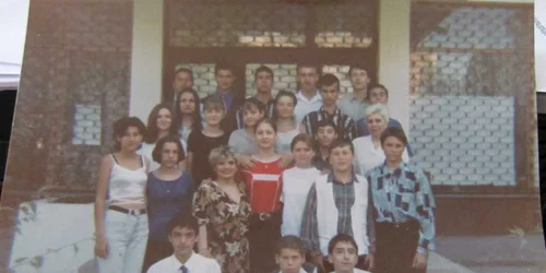 Maria Butuşină (stânga) alături de elevii ei foto arhivă