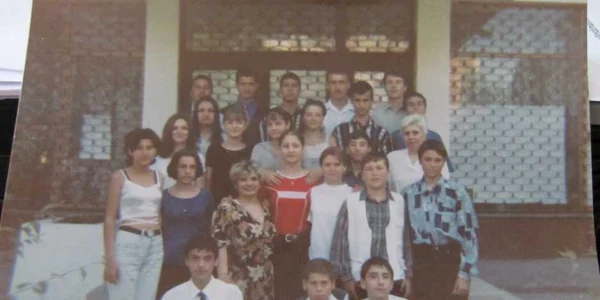 Maria Butuşină (stânga) alături de elevii ei foto arhivă