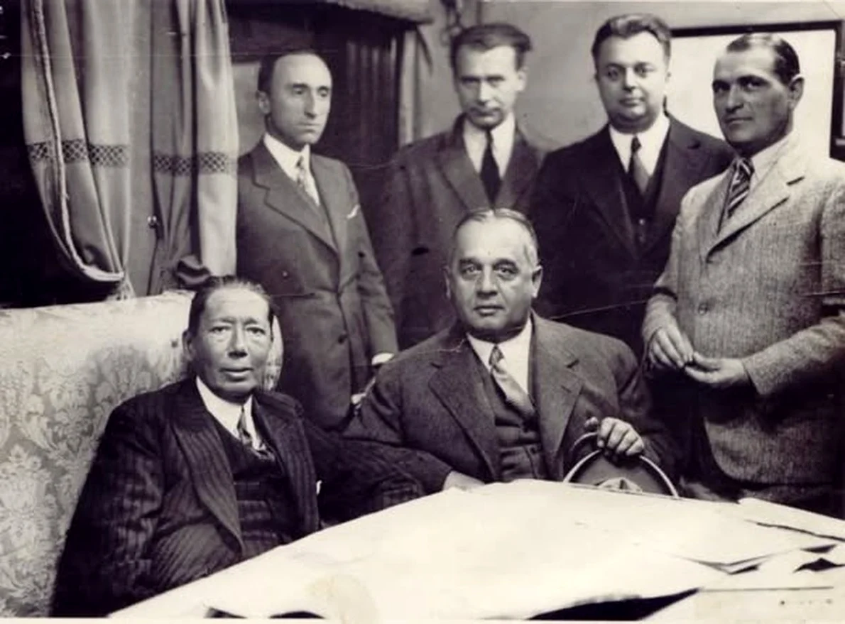 Nicolae Titulescu, ministrul Afacerilor Străine, alături de Caius Brediceanu și membrii Legaţiei României la Viena (în picioare): Raoul Bossy, Lucian Blaga, Nicolae Raicoviceanu, Gheorghe (Gigi) Nenișor (© Arhivele Diplomatice ale Ministerului Afacer