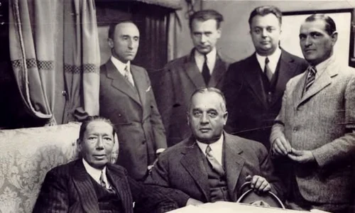 Nicolae Titulescu, ministrul Afacerilor Străine, alături de Caius Brediceanu și membrii Legaţiei României la Viena (în picioare): Raoul Bossy, Lucian Blaga, Nicolae Raicoviceanu, Gheorghe (Gigi) Nenișor (© Arhivele Diplomatice ale Ministerului Afacer