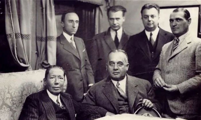 Nicolae Titulescu, ministrul Afacerilor Străine, alături de Caius Brediceanu și membrii Legaţiei României la Viena (în picioare): Raoul Bossy, Lucian Blaga, Nicolae Raicoviceanu, Gheorghe (Gigi) Nenișor (© Arhivele Diplomatice ale Ministerului Afacer