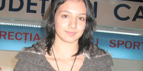 Loredana este mândră de medaliile pe care le-a obţinut.