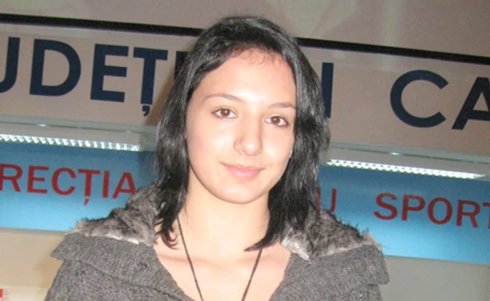 Loredana este mândră de medaliile pe care le-a obţinut.