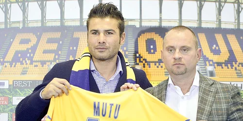 17 ianuarie  Mutu este  prezentat ca  jucător la Petrolul jpeg