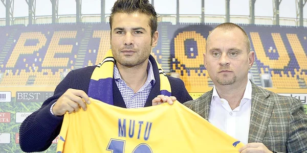 17 ianuarie  Mutu este  prezentat ca  jucător la Petrolul jpeg