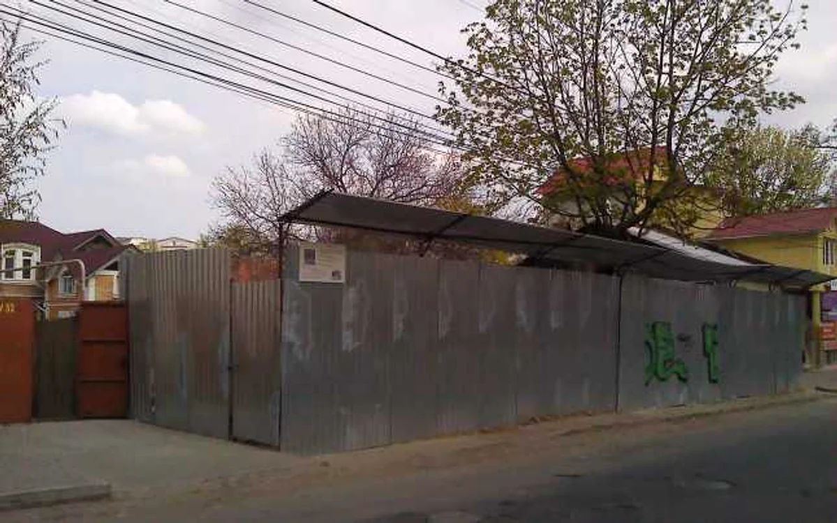 Pe locul monumentului istoric astăzi a rămas doar gardul FOTO: Alexei Dimitrov/facebook