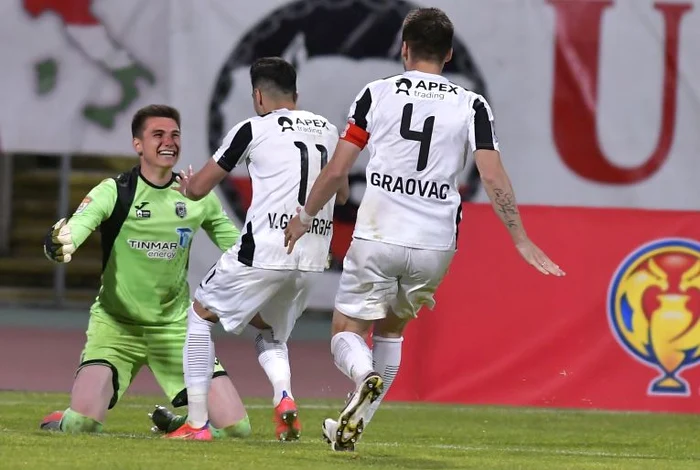 Mihai Popa a fost îmbrățișat de coechipieri după calificarea Astrei în finalăFOTO: Sportpictures.eu