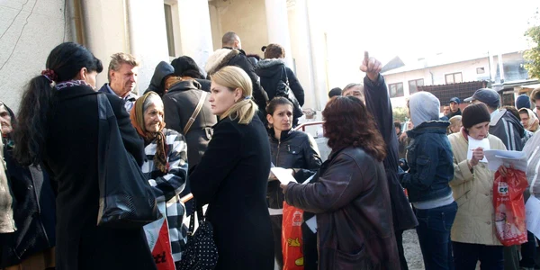 Programul zilnic de depunere a cererilor este între 8.00 și 16.00, până pe 20 noiembrie. Foto Alex Policală