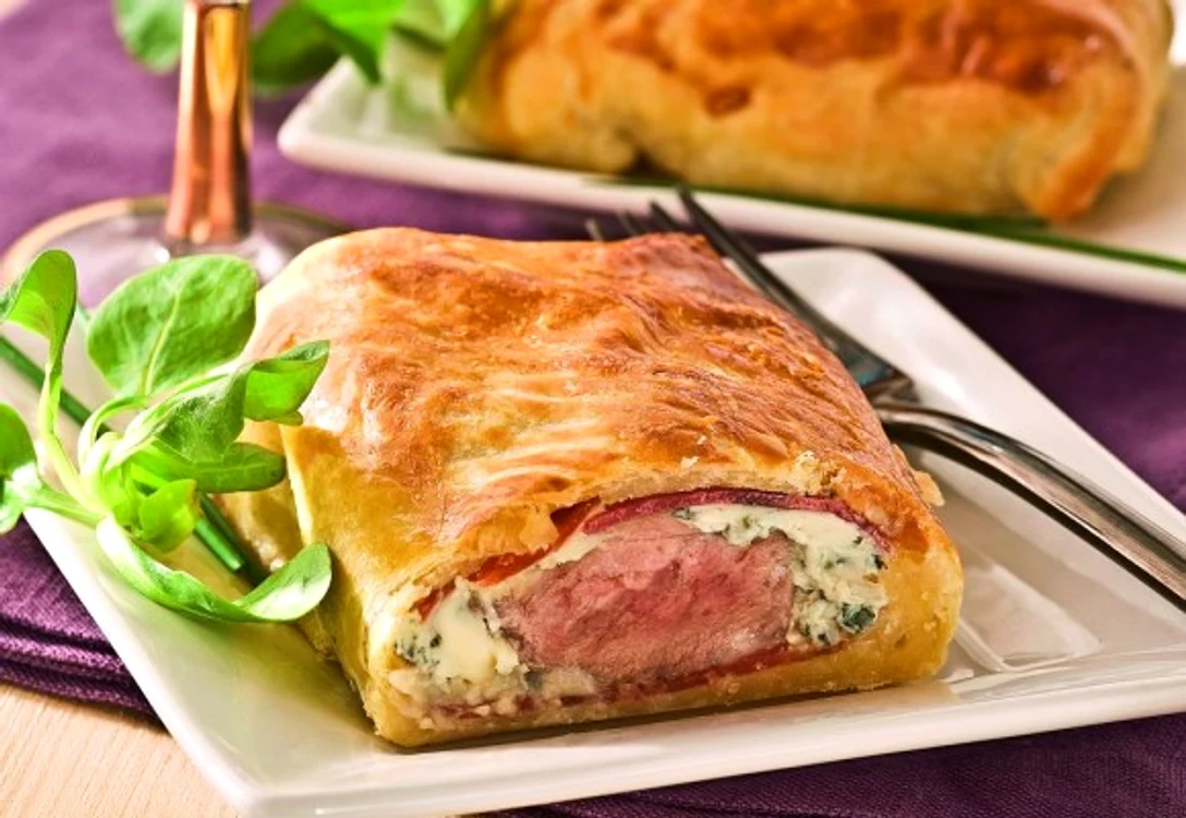Placintele nu sunt doar unele dintre cele mai bune deserturi, ci pot fi preparate si pentru aperitivclickpoftabuna.ro