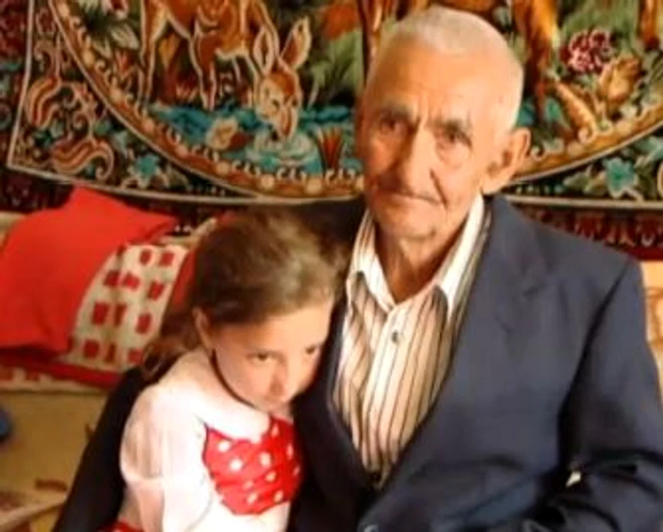 
    Bătrânul Gheorghe Mardari are voie să stea în continuare cu nepoata lui  