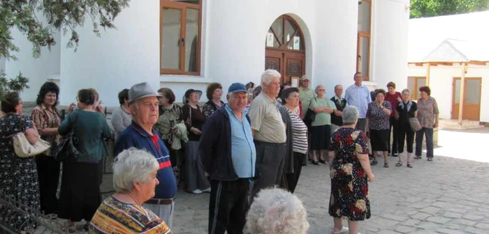 Enoriaşii cer să le fie adus preotul înapoi FOTO sabina Ghiorghe