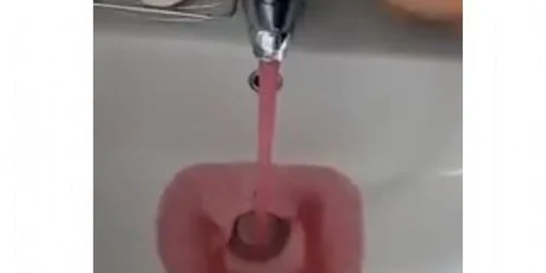 Vin spumant curgand in loc de apa intr-un oras din Italia Captura YouTube