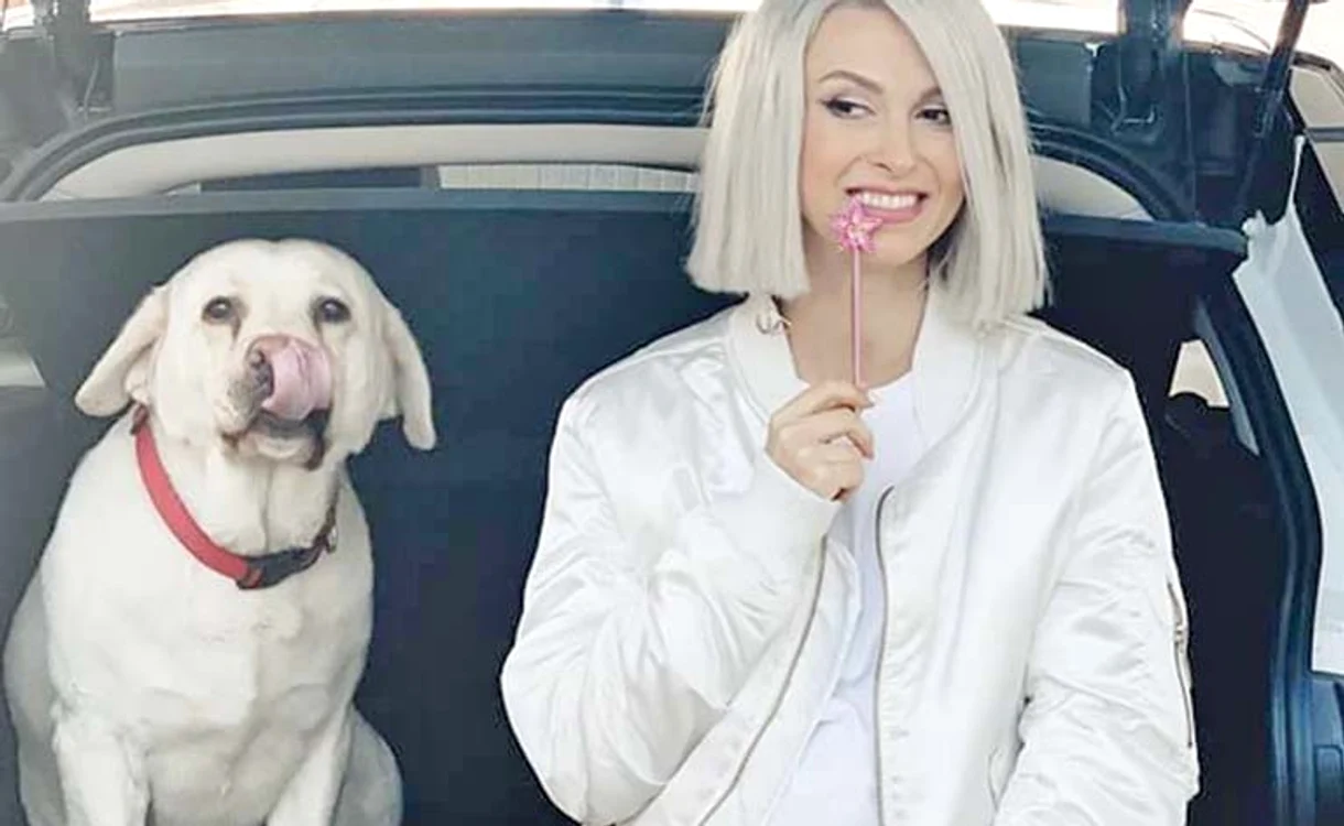 
    Andreea susţine că Billy i-a distrus casa, fiind foarte jucăuş  