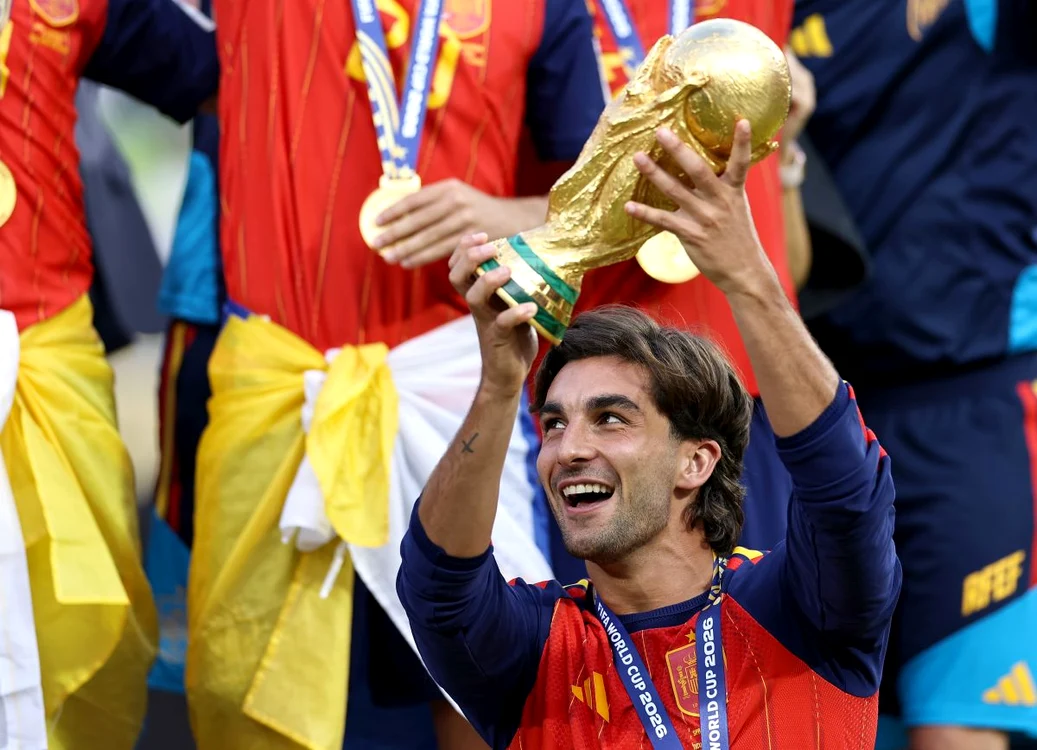 Ferran Torres, cu trofeul Cupei Mondiale (FOTO: Getty Images)