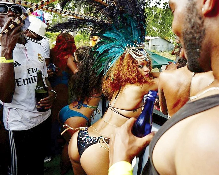 Nici un festival  nu se face în  Barbados  fără Rihanna  (27 de ani) şi,  când are ce  arăta, ia şi  fotograful cu ea