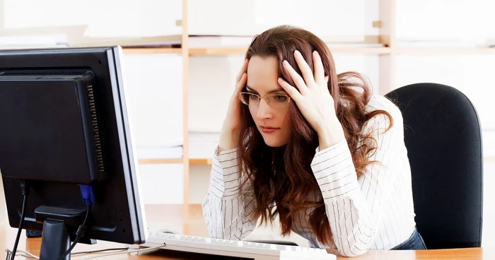 Stresul şi poziţia incorectă pe scaun sunt principalii inamici ai sănătăţii la serviciu FOTO Shutterstock