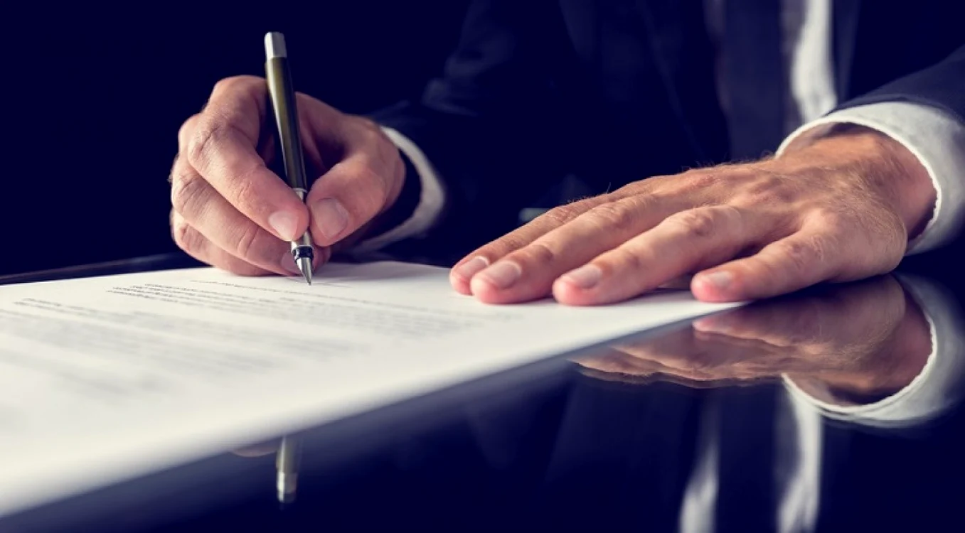 Cineva semnează un contract