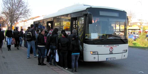 Autorităţile încurajează mersul cu transportul public