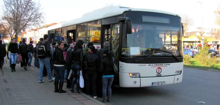 Autorităţile încurajează mersul cu transportul public