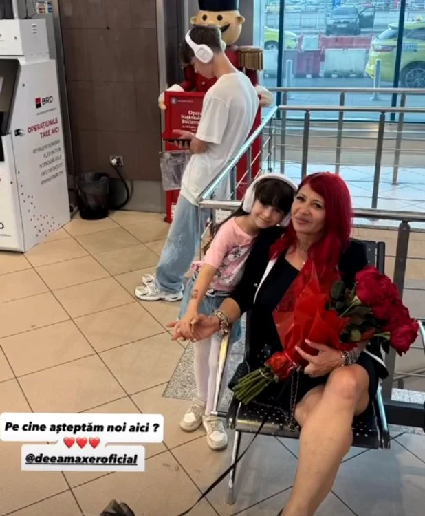 Deea Maxer a fost așteptată de cei doi copii la aeroport / foto: Instagram
