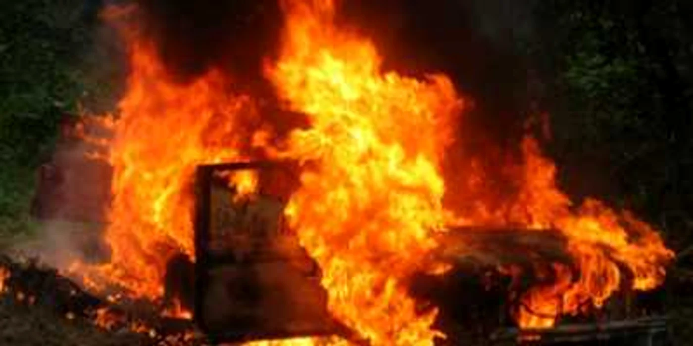Iaşi: Şi-a dat foc la maşină să facă rost de bani