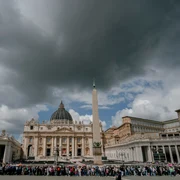Credincioși aduc un ultim omagiu Papei Francisc la Bazilica Sfântul Petru (San Pietro) din Vatican. FOTO Inquam Photos / Andrei Pungovschi