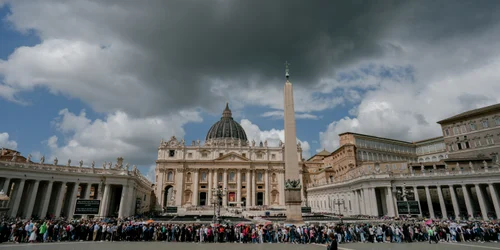 Credincioși aduc un ultim omagiu Papei Francisc la Bazilica Sfântul Petru (San Pietro) din Vatican. FOTO Inquam Photos / Andrei Pungovschi
