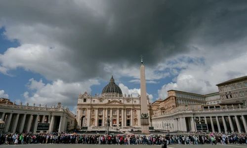 Credincioși aduc un ultim omagiu Papei Francisc la Bazilica Sfântul Petru (San Pietro) din Vatican. FOTO Inquam Photos / Andrei Pungovschi