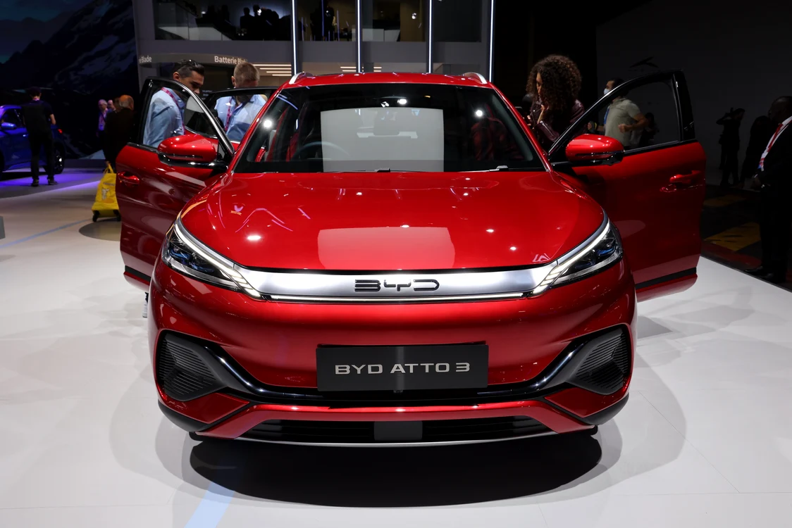 Mașină electrică BYD, din China, expusă într-un showroom
