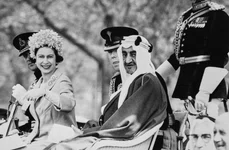 Regina Elisabeta a II a cu Regele Faisal al Arabiei Saudite la Londra în 1967   GettyImages 2148281640 jpg