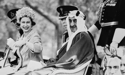 Regina Elisabeta a II a cu Regele Faisal al Arabiei Saudite la Londra în 1967   GettyImages 2148281640 jpg