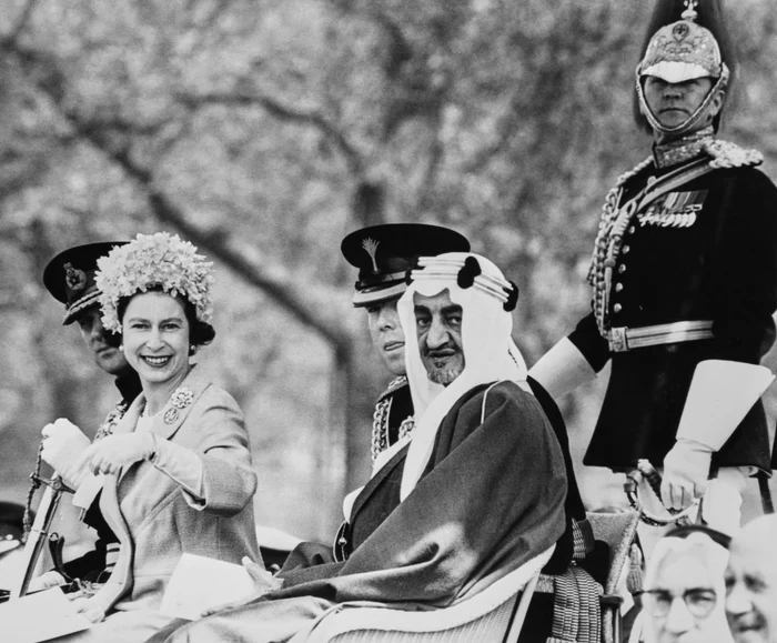 Regina Elisabeta a II a cu Regele Faisal al Arabiei Saudite la Londra în 1967   GettyImages 2148281640 jpg