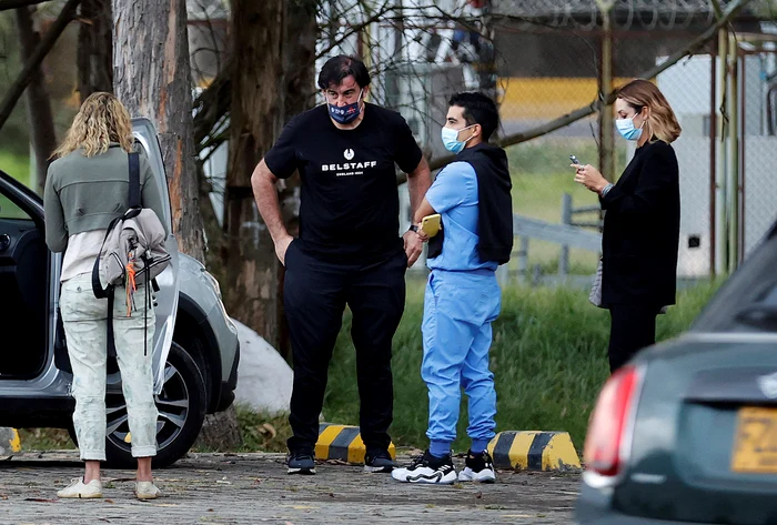 Apropiații lui Bernal trec cu rândul pe la clinica unde e internat (Foto: EPA-EFE)