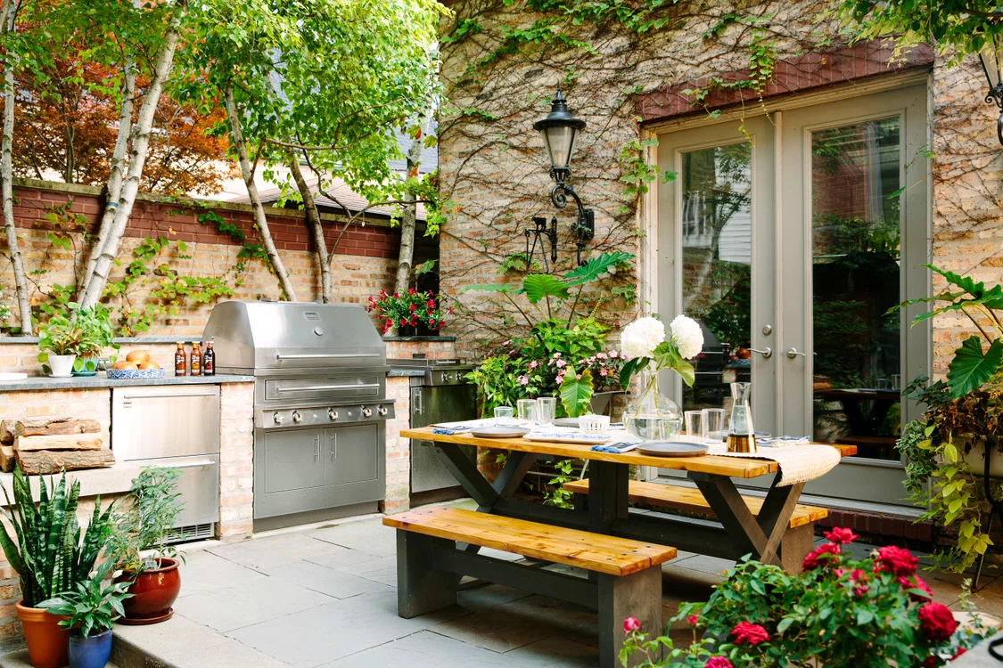 Idei de living outdoor cu mobilier de exterior: zona de bucătărie și dining outdoor Better Homes&Gar