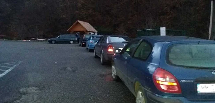 Oamenii stau la rând c maşinile Foto: Angela Sabău