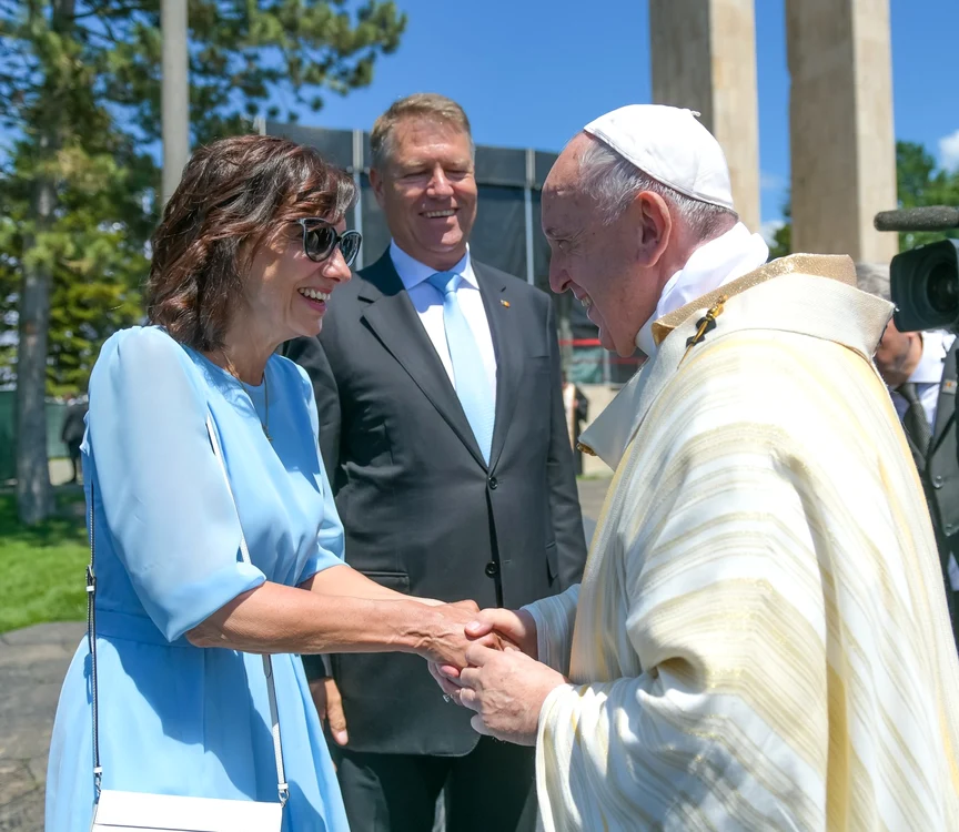 
    Viorica Dăncilă a purtat o ținută sobrăFoto Captură ecran  