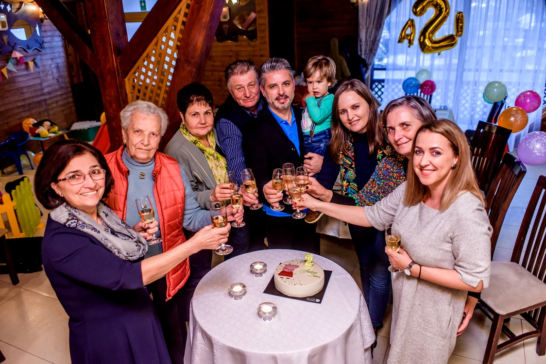 Câţiva dintre participanţii la petrecere