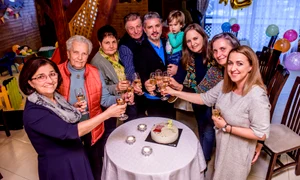 Câţiva dintre participanţii la petrecere jpeg