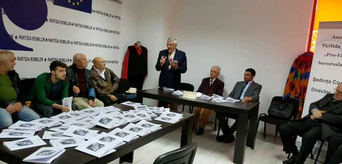 Florin Dura, preşedintele romilor din Bacău şi profesorul Sever Bodron au lansat carte Ksatriya