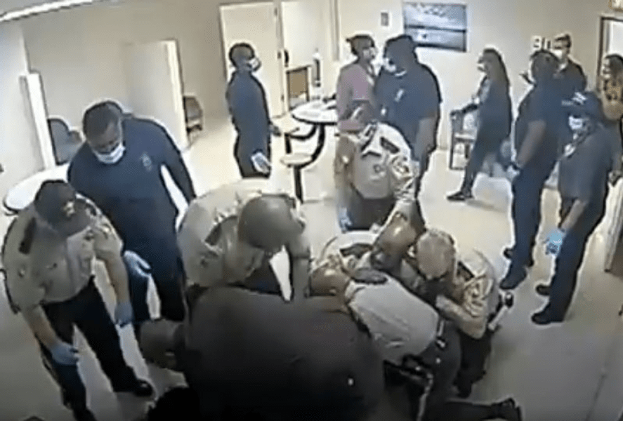 Intervenția care a dus la moartea violentă a unui pacient: 10 polițiști și cadre medicale l-au ținut la pământ VIDEO