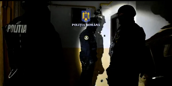 Mascații au descins la hoți png