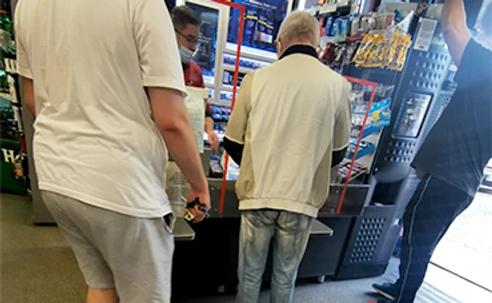 Click! l-a surprins la cumpărături, trist şi apăsat de griji