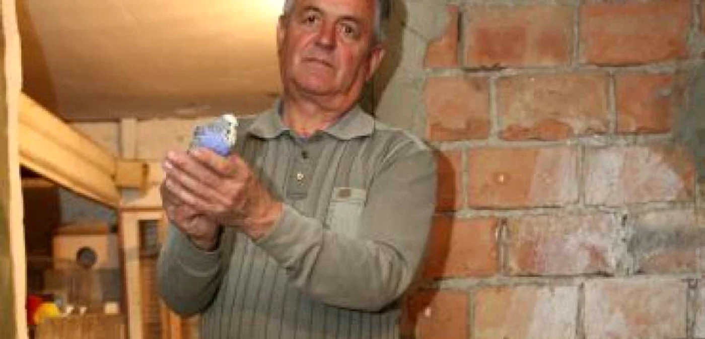 Braşov: PORTRET/ Constantin Morgovan creşte 130 de păsări la bloc