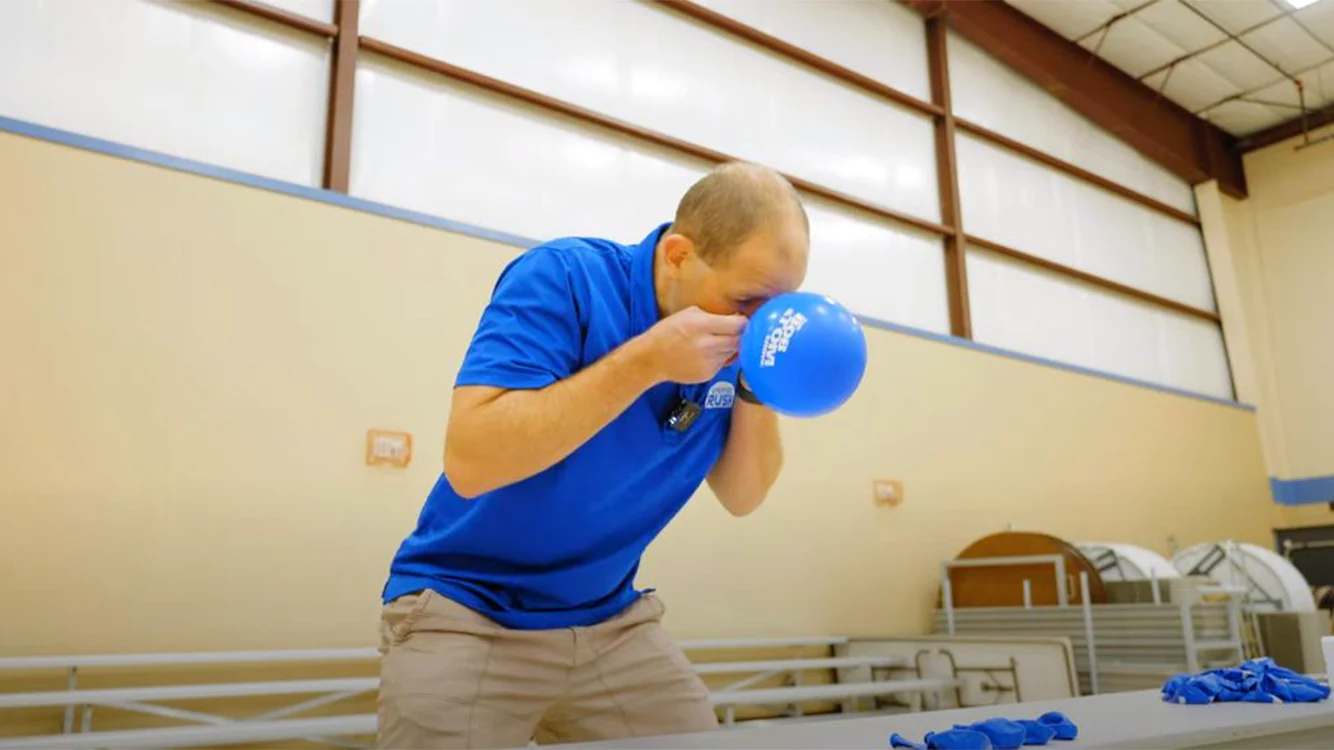 David Rush a umflat 28 de baloane în 3 minute. FOTO: Guinness World Records