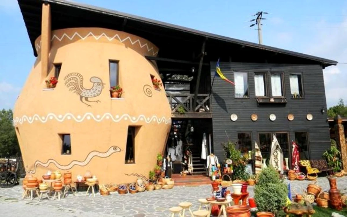 Bazarul de ceramică de la Horezu - Vâlcea aflat la intrare în oraş pe DN 67 Foto CNIPT Vâlcea