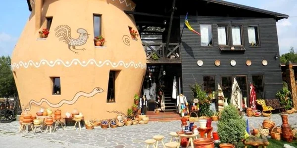 Bazarul de ceramică de la Horezu - Vâlcea aflat la intrare în oraş pe DN 67 Foto CNIPT Vâlcea