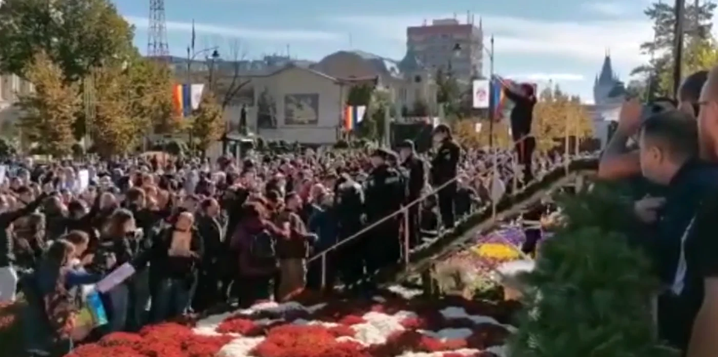 
    Sute de oameni fără mască s-au îmbulzit la porțile Mitropoliei din IașiFoto: captură video Observator TV  