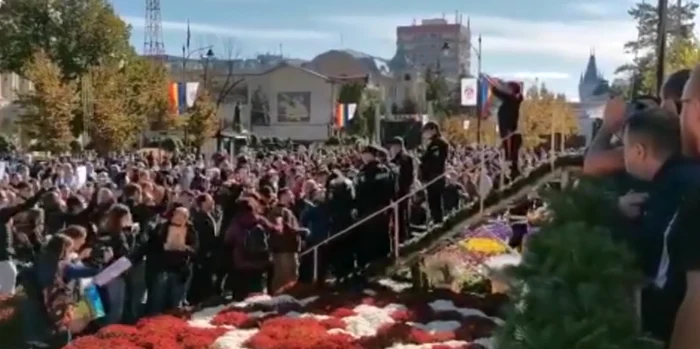 Sute de oameni fără mască s-au îmbulzit la porțile Mitropoliei din IașiFoto: captură video Observator TV